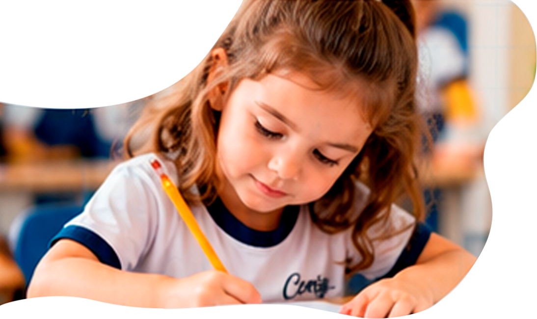Menina escrevendo no caderno